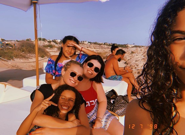 Celina Locks e família/amigos (Foto: Reprodução / Instagram)