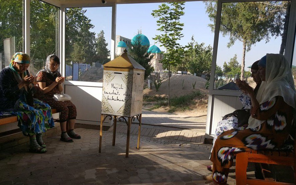 Mulheres rezando no popular santuário Zangi-ota, perto da capital, Tashkent — Foto: BBC