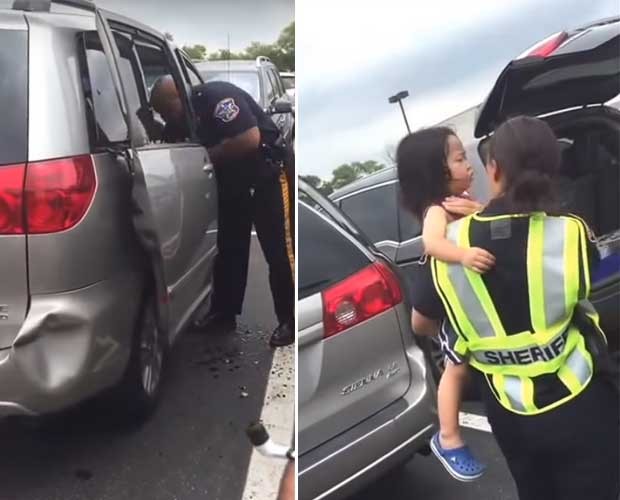 Menina é resgatada do carro por policiais (Foto: Reprodução - YouTube)