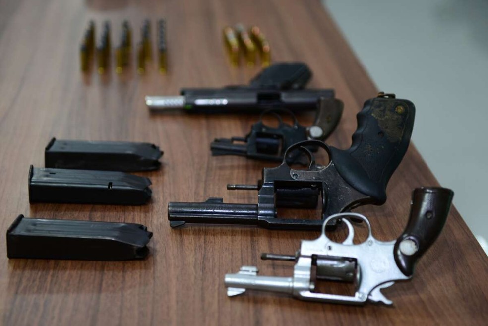 Quatro armas foram apreendidas nas ações policiais realizadas nos estados do Ceará e Minas Gerais — Foto: SSPDS