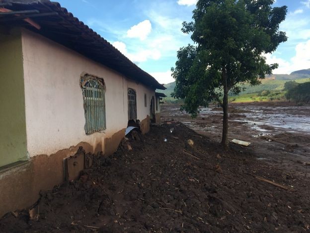 Funcionários da Vale presentes à reunião diziam que não tinham autonomia para atender aos pedidos da comunidade afetada pela lama (Foto: RICARDO SENRA/BBC NEWS BRASIL)