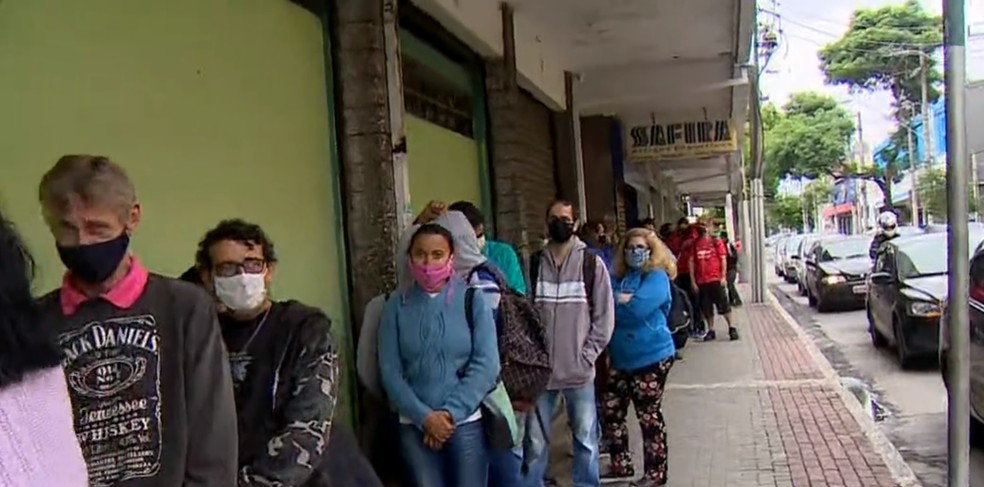 Candidatos fazem fila no PAT por vaga de emprego em rede atacadista em São José dos Campos — Foto: TV Vanguarda/Reprodução
