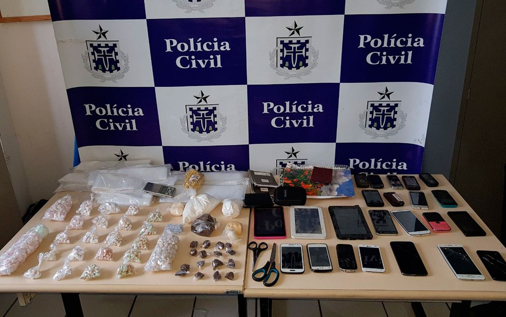 Drogas e 23 celulares e tabletes foram encontrados com os cinco suspeitos presos em Macaúbas, no sudoeste da Bahia (Foto: Divulgação/Polícia Civil)
