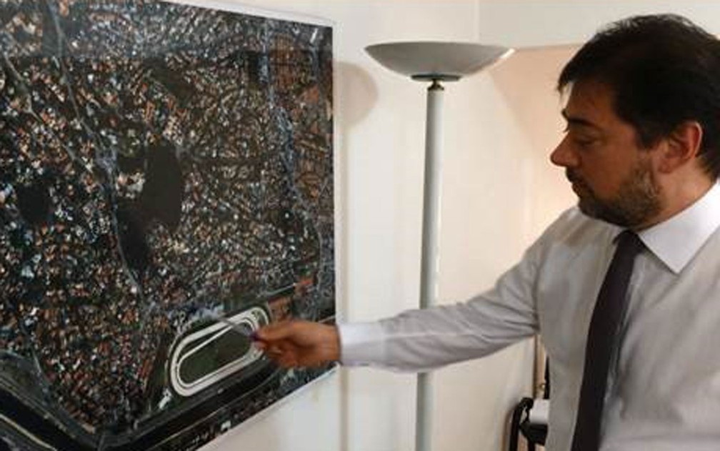 Advogado Marcelo Lobo, presidente da Associação de Moradores do Cidade Jardim, aponta região do Jockey Club: ele nega que a entidade pague seguranças, mas é a favor da retirada das travestis que se prostituem no local, porém,sem violência (Foto: Kleber Tomaz/G1)
