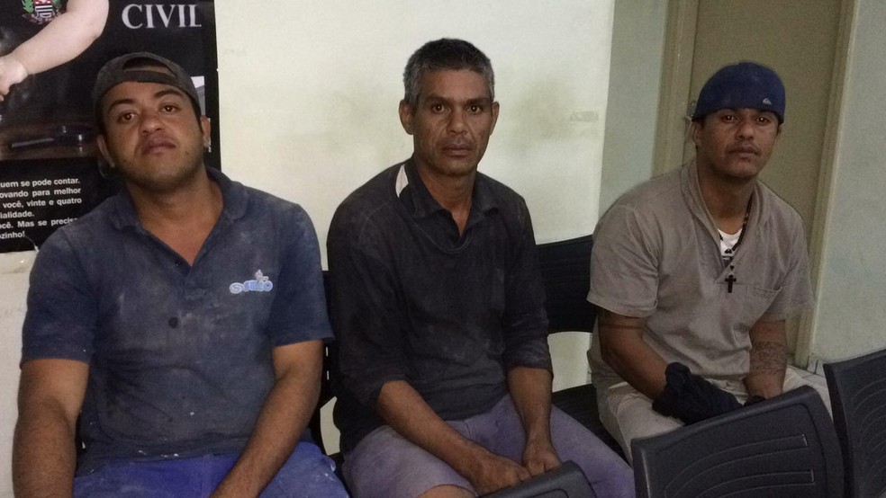 Irmãos Leandro (à esquerda), Bartolomeu (meio) e Nilvan (à esquerda) (Foto: Carlos Dias/G1)