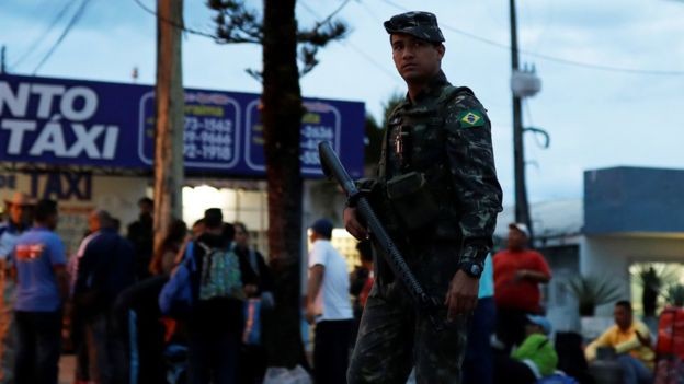 Soldado trabalha no controle do fluxo de imigrantes em Roraima; crise na Venezuela coloca na ordem do dia da relação bilateral com Brasil a ajuda humanitária e relações comerciais (Foto: Reuters/Via BBC News Brasil)