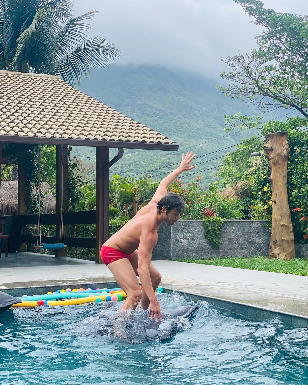 José Loreto surfa em piscina com boia (Foto: Reprodução/Instagram)