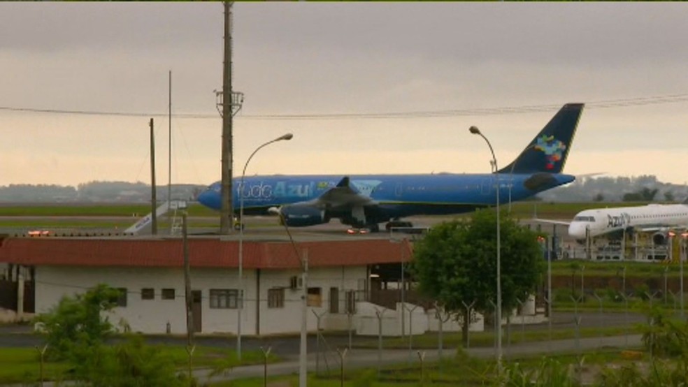 Avião com corpo do apresentador Gugu Liberato pousa no Aeroporto Internacional de Viracopos, em Campinas — Foto: Reprodução/EPTV