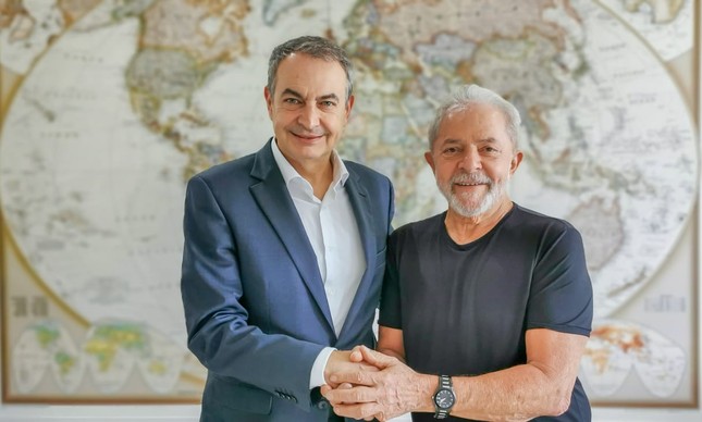 Lula e o ex-primeiro-ministro da Espanha José Luís Zapatero, um dos palestrantes do evento, em encontro ocorrido em 2019