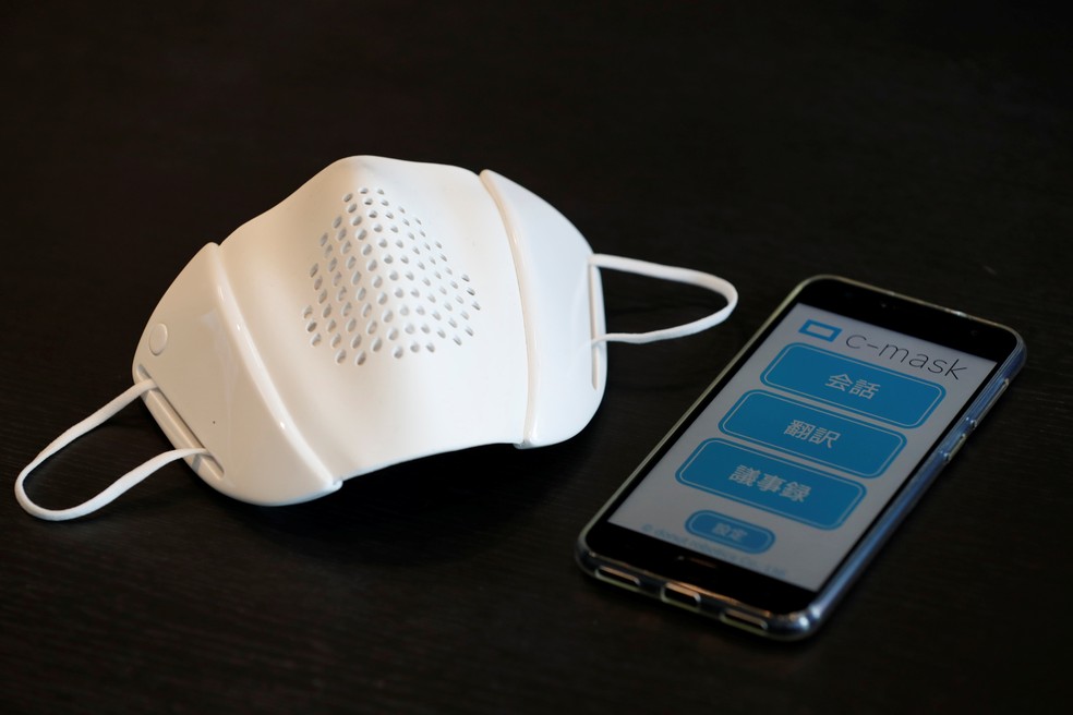M&aacute;scara conectada a aplicativo de celular desenvolvida por startup do Jap&atilde;o &mdash; Foto: Kim Kyung-Hoon/Reuters