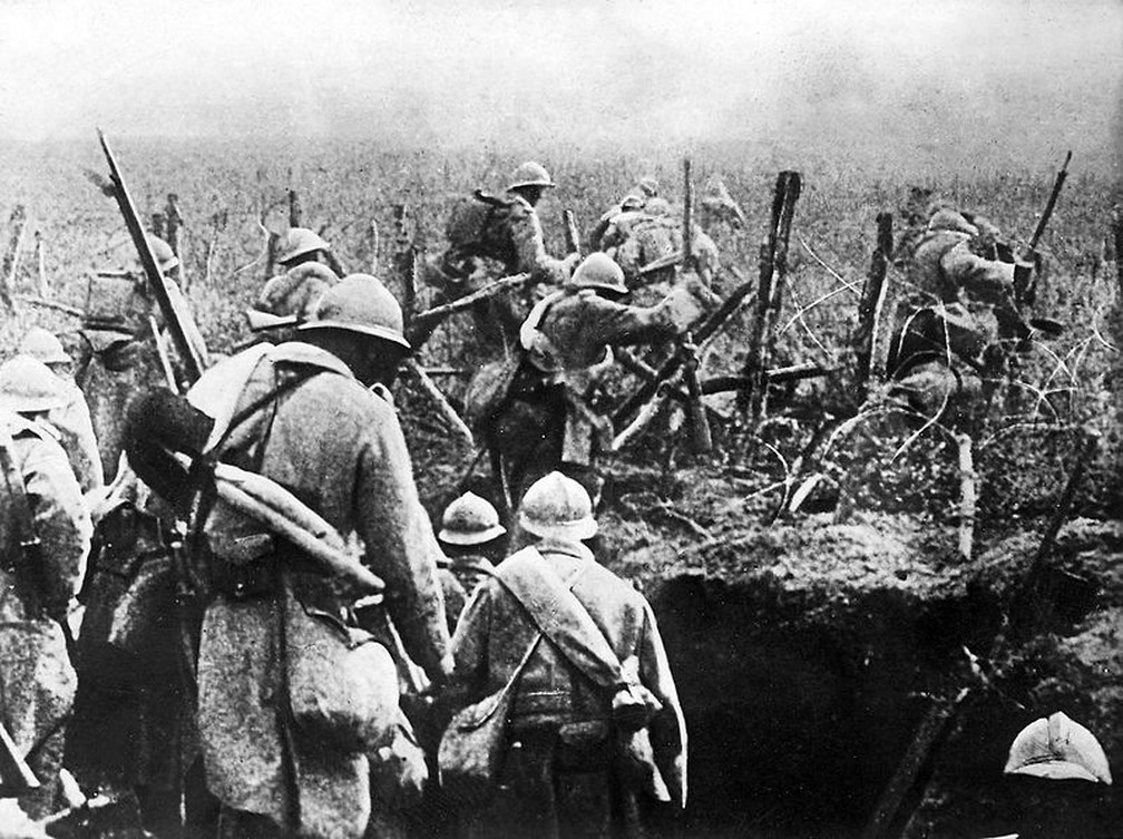Soldados franceses atacando de sua trincheira durante a batalha de Verdun, 1916. — Foto: Wikimedia Commons