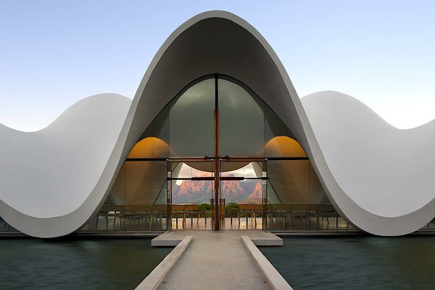 Capela com formato escultural imita curvas das montanhas (Foto: Divulgação)