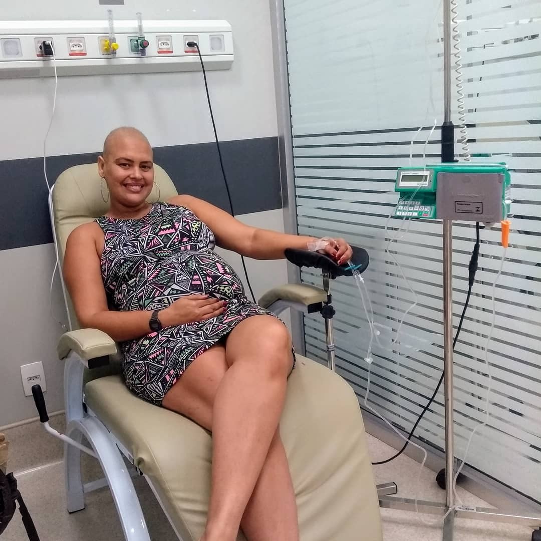 Adriana durante sessão de quimioterapia (Foto: Reprodução Instagram)
