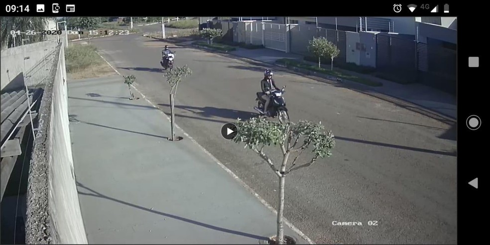 Motociclista perseguiu a miss por algumas ruas até conseguir alcançá-la e cometer o crime — Foto: Reprodução