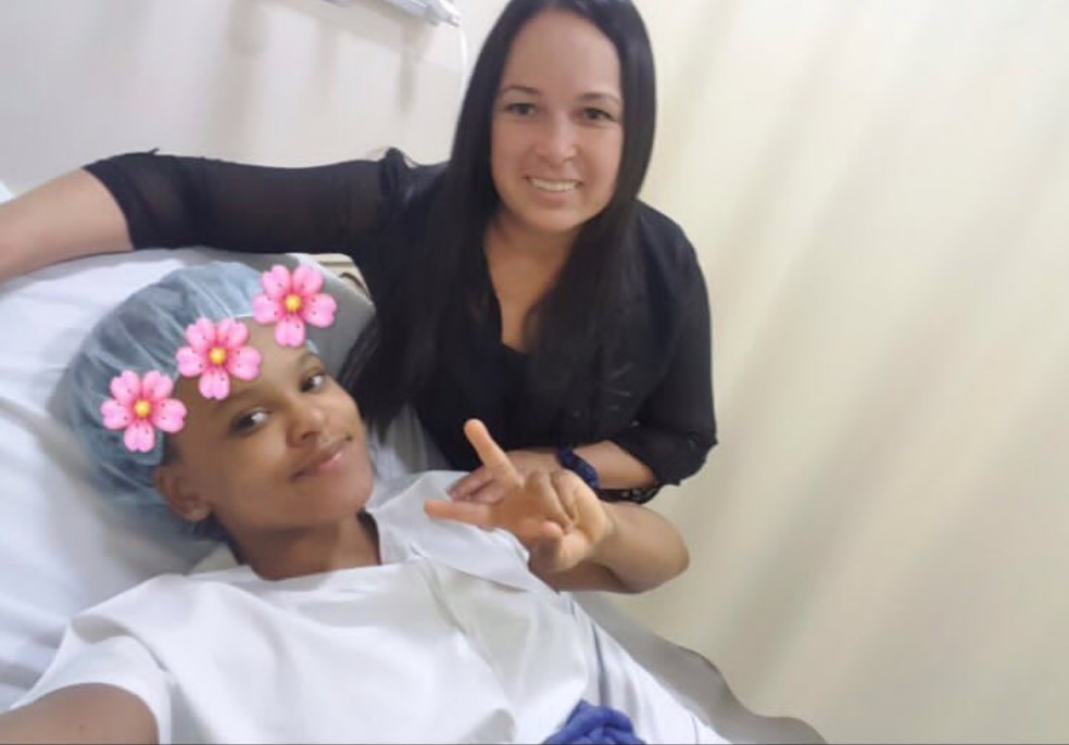 A mãe Dona Rosa sempre acompanhou Rebeca nas cirurgias — Foto: Reprodução Instagram