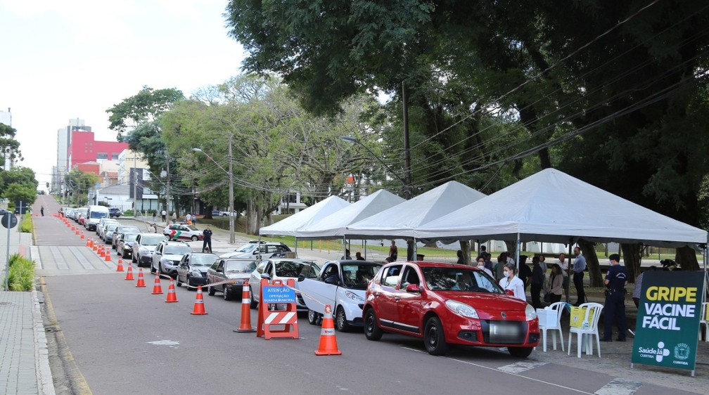 'Drive thru' de vacinaçã conra a gripe para idosos, em frente à Arena da Baixada, teve fila na manhã desta segunda-feira (23) — Foto: Giuliano Gomes/PRPress