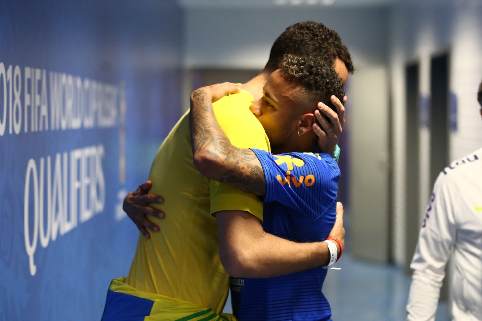 Neto em abraço com Neymar (Foto: Lucas Figueiredo/CBF)