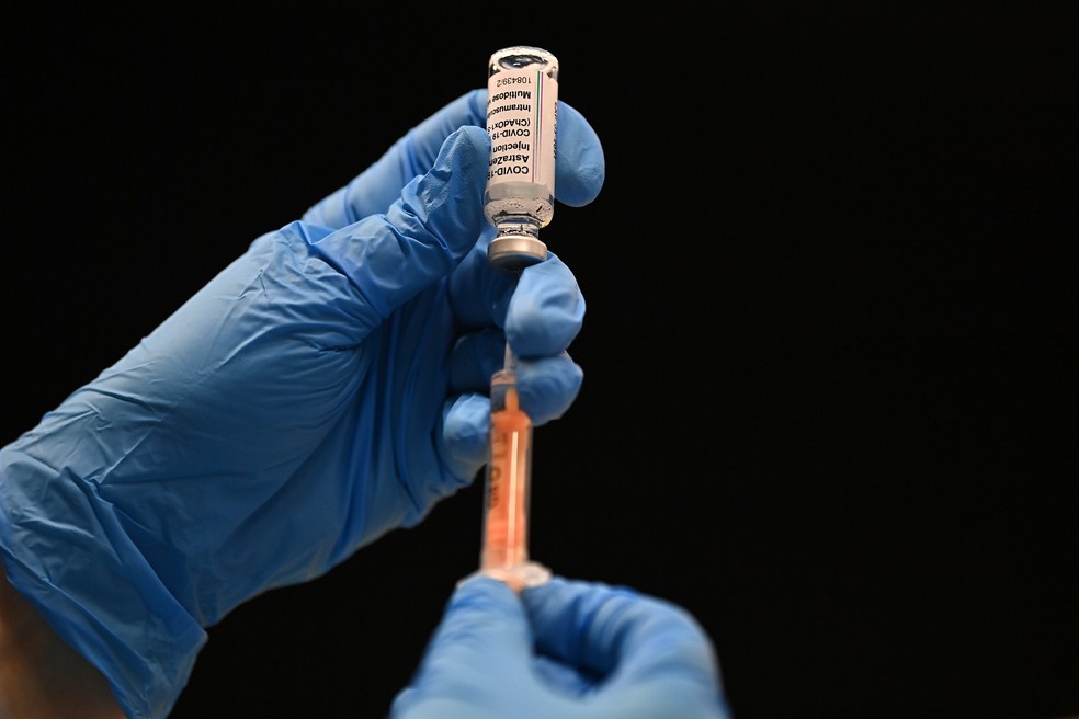 Profissional de saúde retira dose de frasco da vacina de Oxford para aplicação em Brighton, no sul da Inglaterra, no dia 26 de janeiro. — Foto: Ben Stansall/AFP
