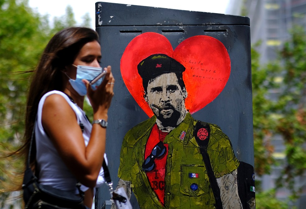 Novo grafite na rua de Barcelona aparece com Messi em um traje revolucionário... e com uma mala — Foto: Nacho Doce/Reuters