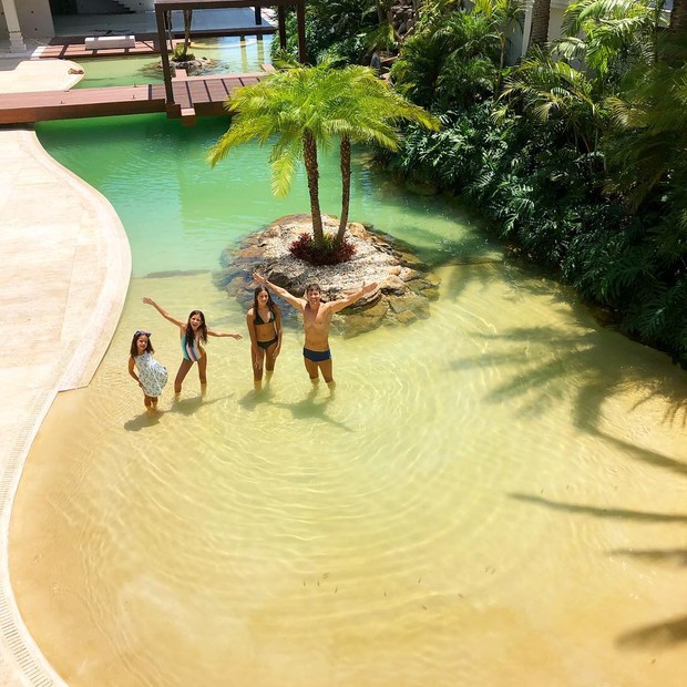 Rodrigo Faro posa com a família e piscina gigante impressiona (Foto: reprodução/Instagram)