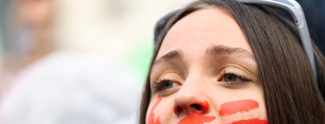 Manifestantes participam de uma manifestação do Dia Internacional da Mulher, enquanto as mulheres fazem greve para exigir o fim da violência doméstica e racista, das guerras e da cultura machista predominante no país, em Milão, Itália, 8 de março de 2023 — Foto: REUTERS/Claudia Greco
