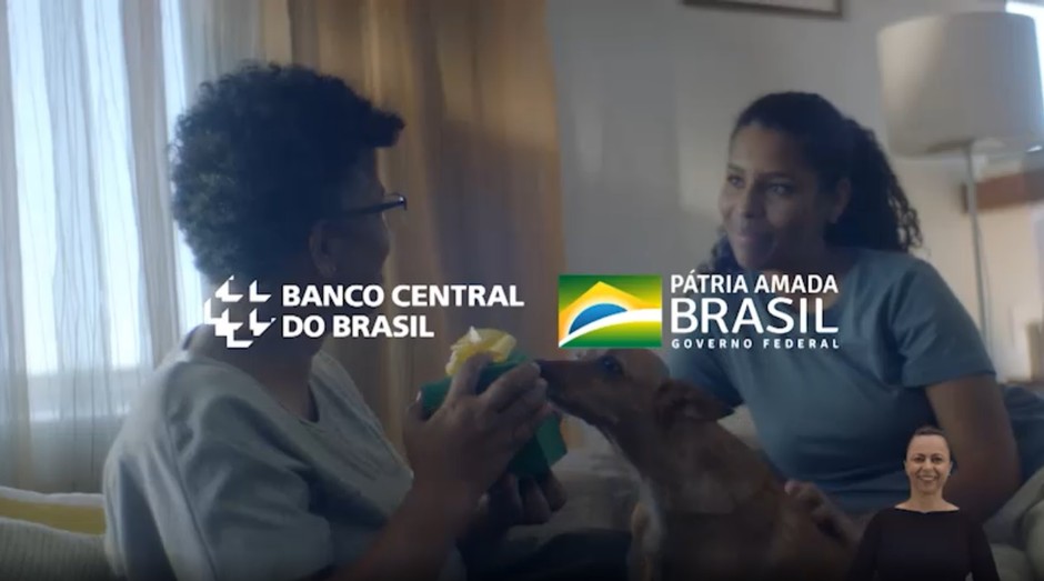 Vira-lata caramelo saiu dos memes e foi para a campanha do BC (Foto: Reprodução/Banco Central do Brasil)