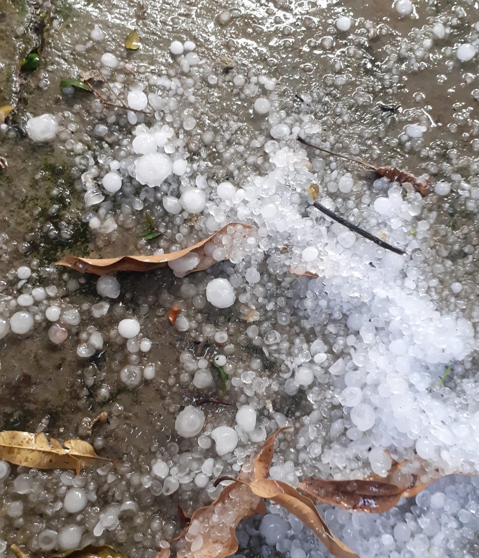 Chuva de granizo em Lagoa da Prata  — Foto: Reprodução/Redes Sociais 