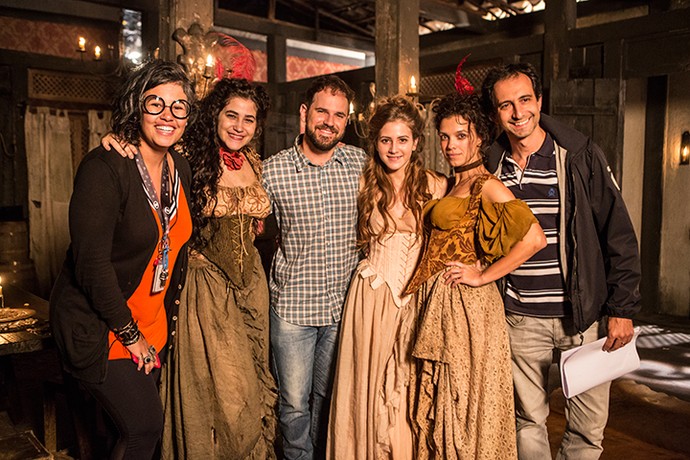 As 'meninas do bordel' com a equipe da novela (Foto: Felipe Monteiro/Gshow)