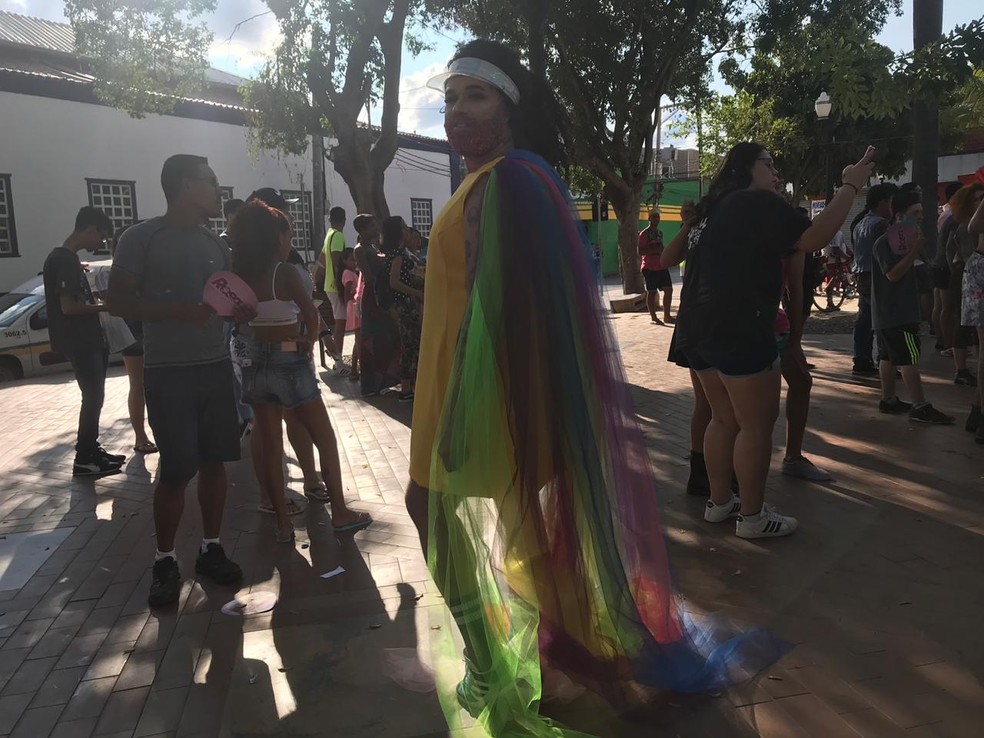 Caio Bandeira, na Parada da Diversidade, em Cuiabá — Foto: Nathália Okde/G1