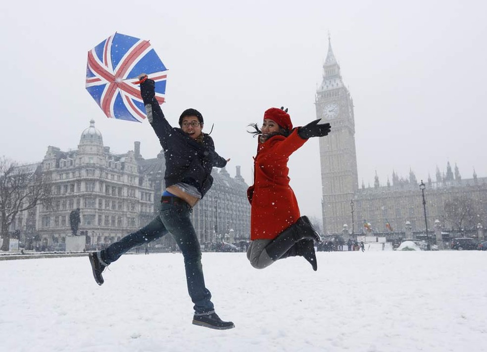 Turistas da Indonésia posam para foto em Londres — Foto: Olivia Harris/Reuters