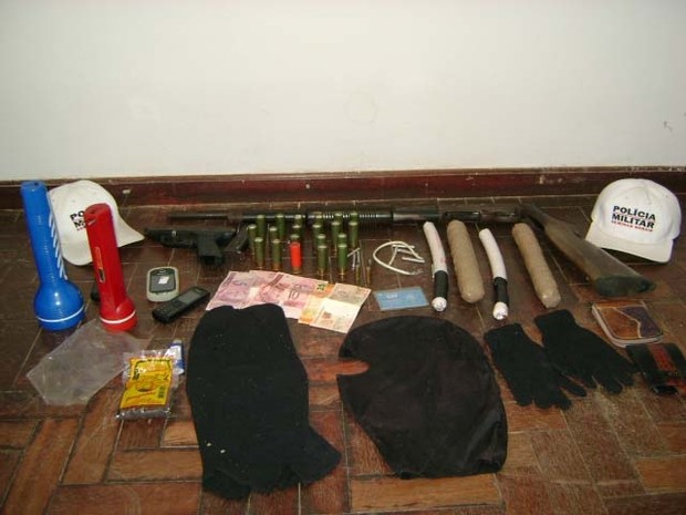 Quatro bananas de dinamite, armas e munições foram encontradas próximas ao veículo. (Foto: Divulgação/PM)
