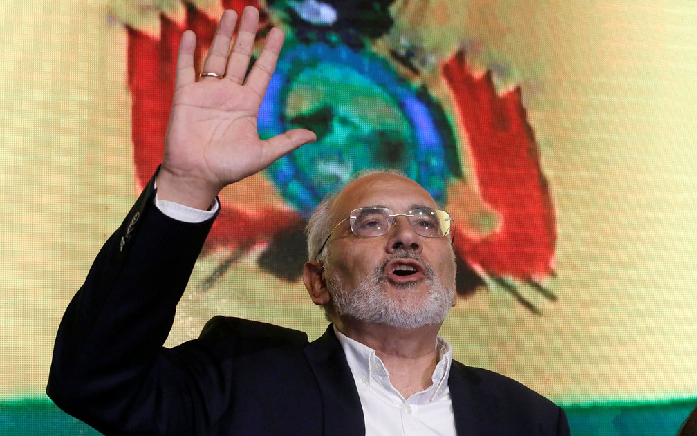 O candidato do Comunidad Ciudadana, Carlos Mesa, acena para apoiadores após falar sobre resultados da eleição presidencial na Bolívia, no domingo (20) — Foto: Reuters/David Mercado