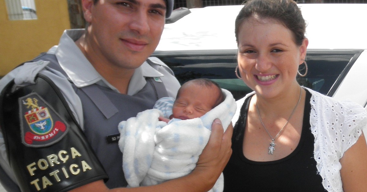 G1 Pm Salva Recém Nascido Engasgado Com Leite Em Casa De Rio Claro