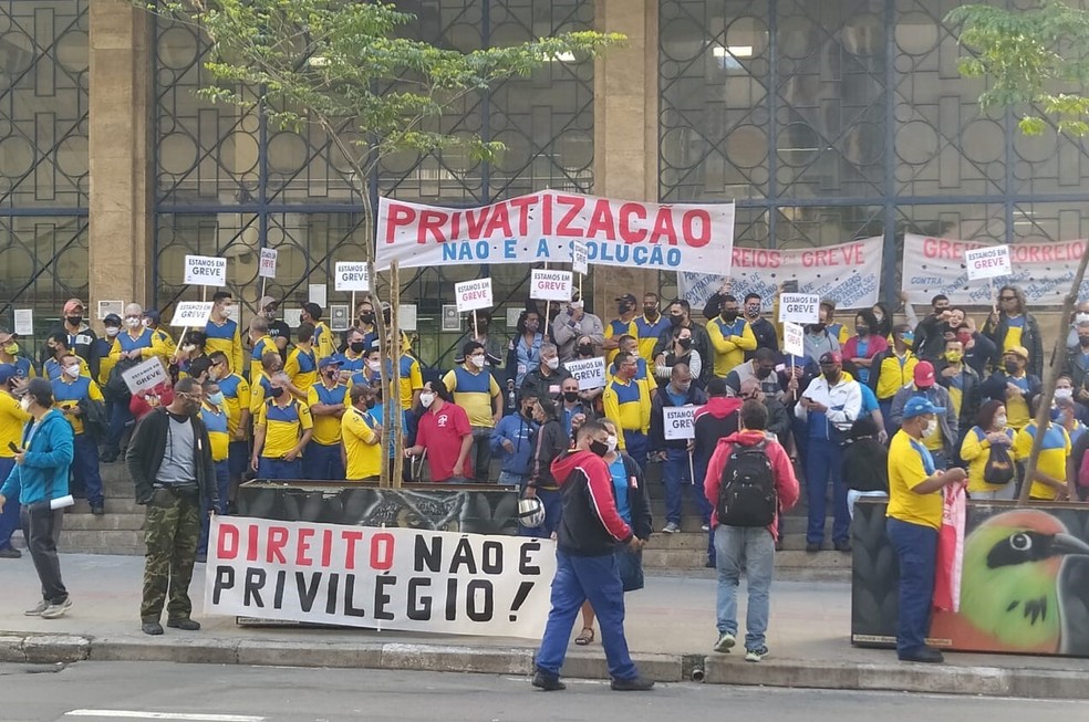 Grevistas iniciaram concentração na Agência Central por volta de 8h — Foto: Sintect-Cras