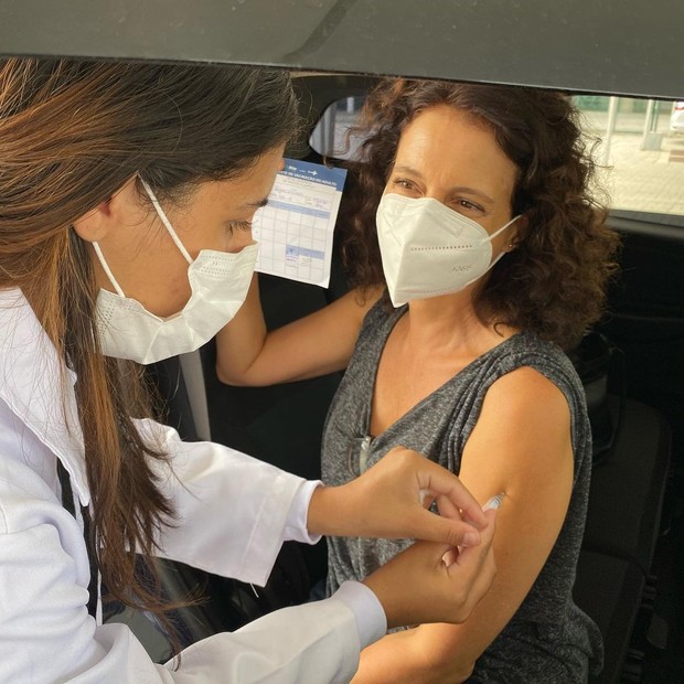 Denise Fraga é vacinada contra a Covid-19 (Foto: Reprodução/Instagram)
