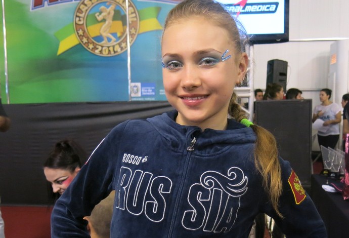 Olga Trifanova, a russa de 11 anos, impressiona no pole dance - "Força Bruta" (Foto: Carol Fontes)