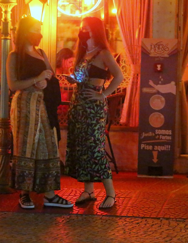 Mel Maia e irmã são fotografadas na saída de restaurante (Foto: AgNews)