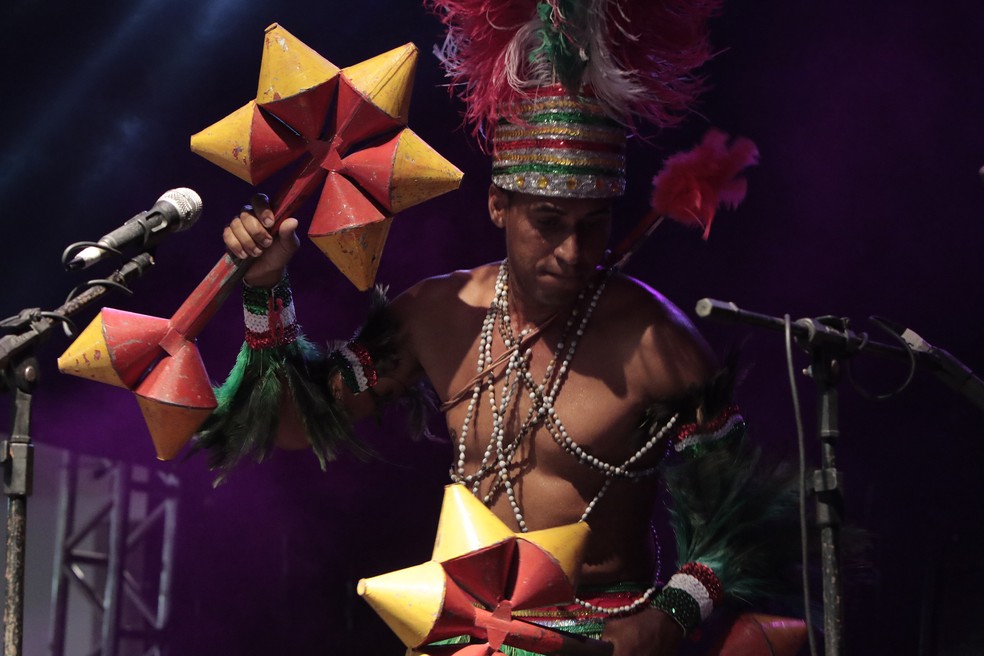 Caboclinhos homenageiam musicalidade dos povos indígenas (Foto: Clélio Tomaz/PCR/Divulgação)