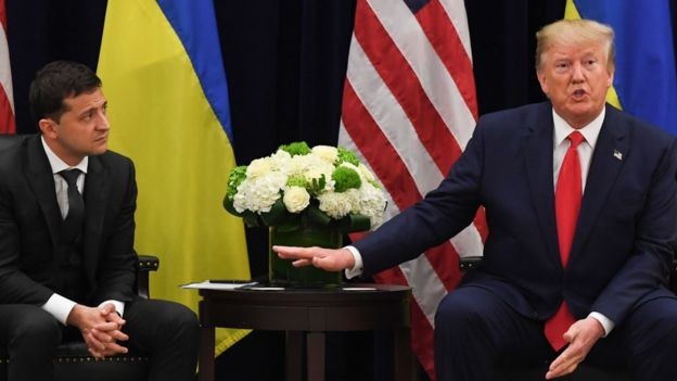 BBC - Volodymyr Zelensky e Donald Trump: americano é acusado de reter ajuda militar ao ucraniano, para pressioná-lo a investigar um rival (Foto: AFP  via BBC)