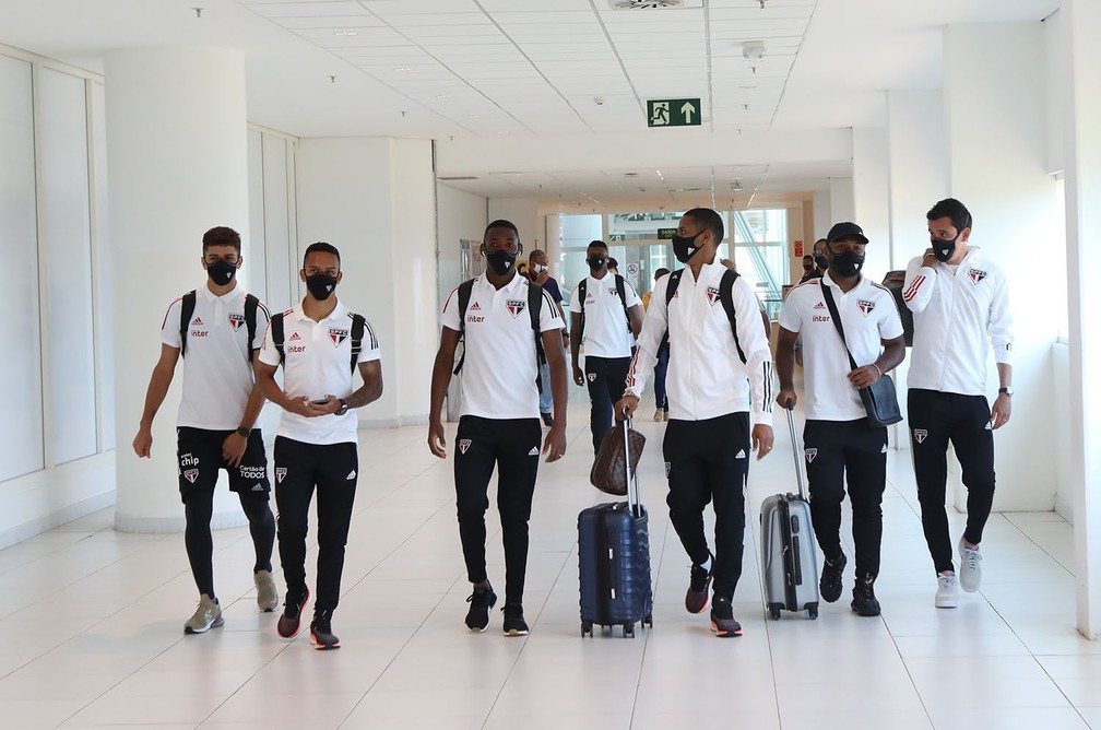Jogadores do São Paulo embarcam para Belo Horizonte — Foto: Rubens Chiri/SPFC