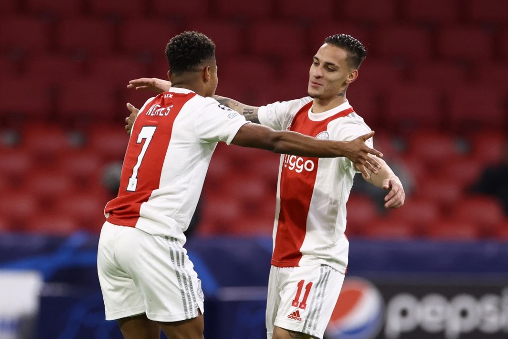 David Neres e Antony comemoram gol na vitória do Ajax sobre o Sporting  — Foto: AFP
