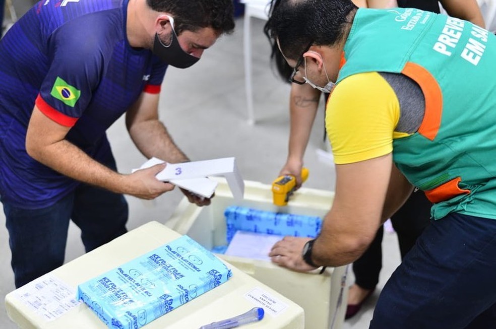 Novo lote de vacinas Pfizer chega a Fortaleza nesta quinta-feira. — Foto: Thiago Montefusco/Governo do Ceará