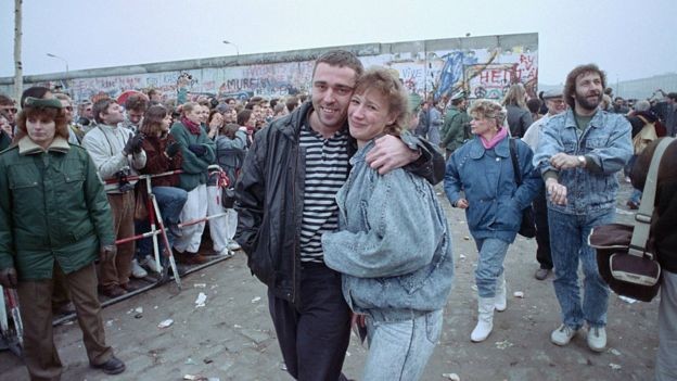 BBC: Uma multidão se reuniu diante do Muro de Berlim após os anúncios feitos em uma coletiva de imprensa que mudou o mundo (Foto: GETTY IMAGES VIA BBC )
