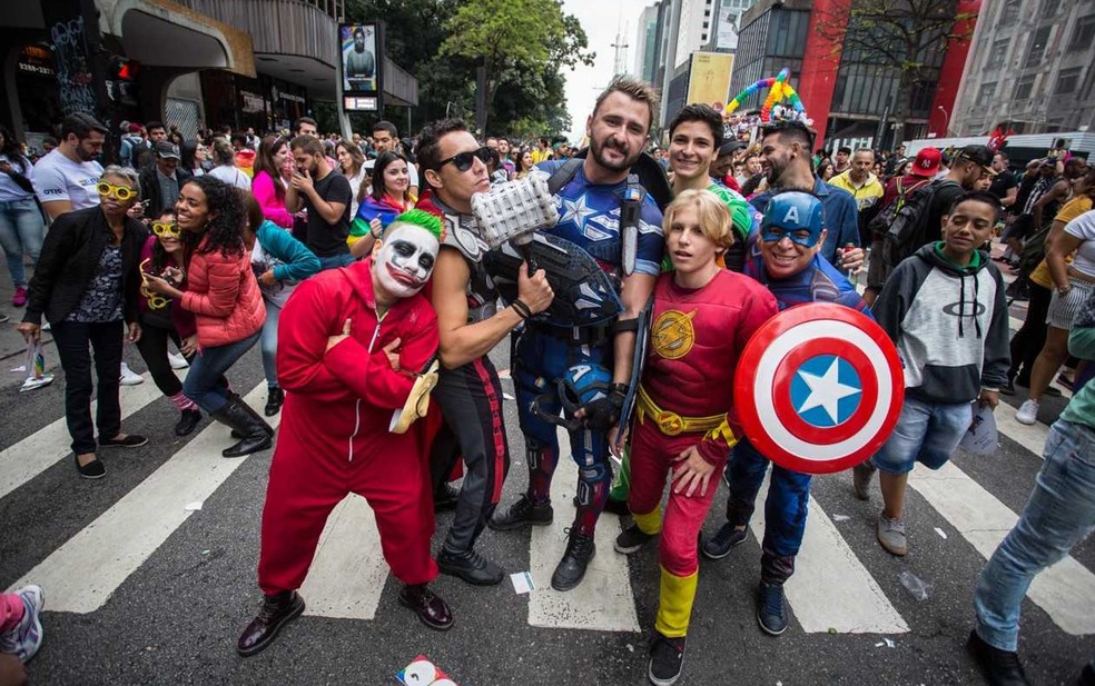 Participantes vestidos de personagens de quadrinhos na Parada LGBT (Foto: Fábio Tito/ G1)