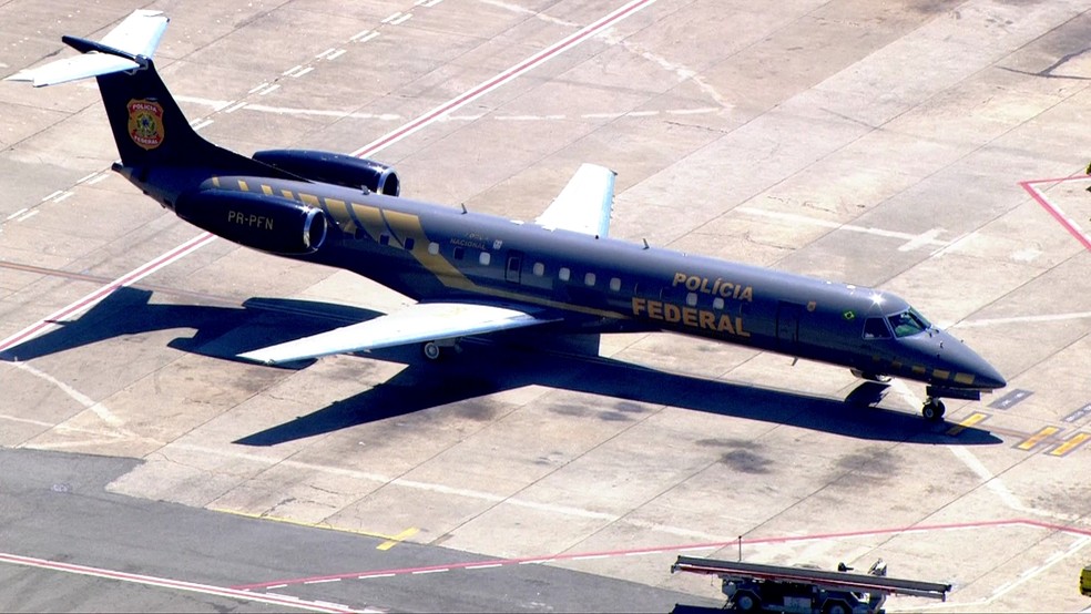 Avião da PF que vai levar Joesley e Saud a Brasília está no Aeroporto de Congonhas (Foto: Reprodução/TVGlobo)