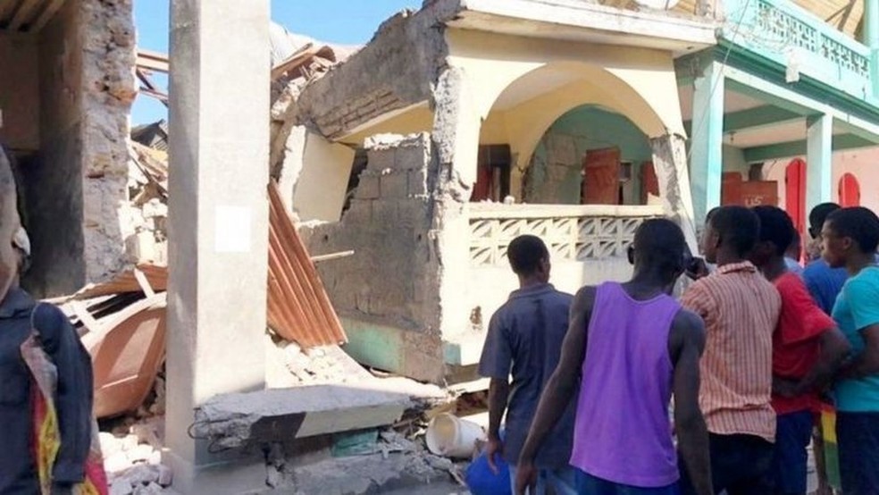 Terremoto de magnitude 7,2 atingiu sul do Haiti, deixando pelo menos 724 mortos e 1,8 mil feridos — Foto: Reuters/BBC