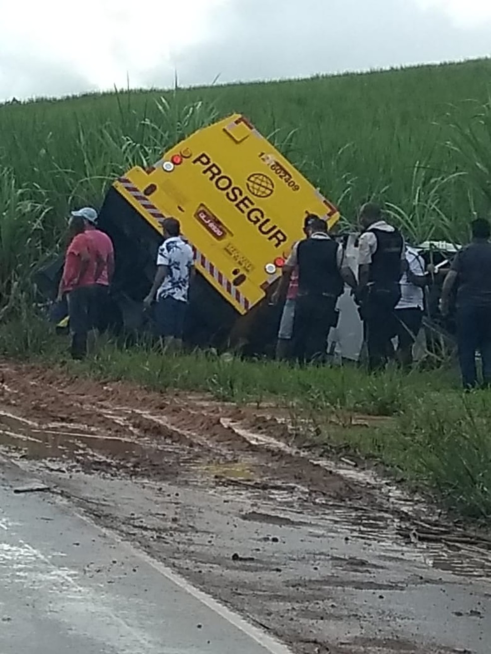 Bombeiros foram acionados para socorrer feridos em acidente entre van e carro forte em Matriz de Camaragibe, Alagoas — Foto: Divulgação/Corpo de Bombeiros