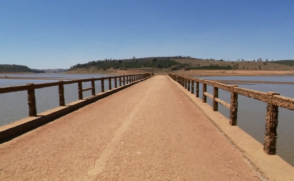 Ponte que fica encoberta pela água aparece com a baixa de Furnas (Foto: Reprodução EPTV / Erlei Peixoto)