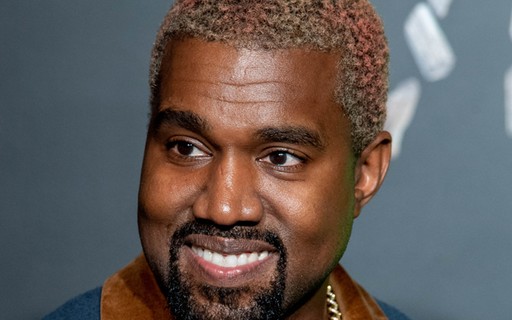 Kanye West toma bronca de ator por mexer no celular durante estreia de peça