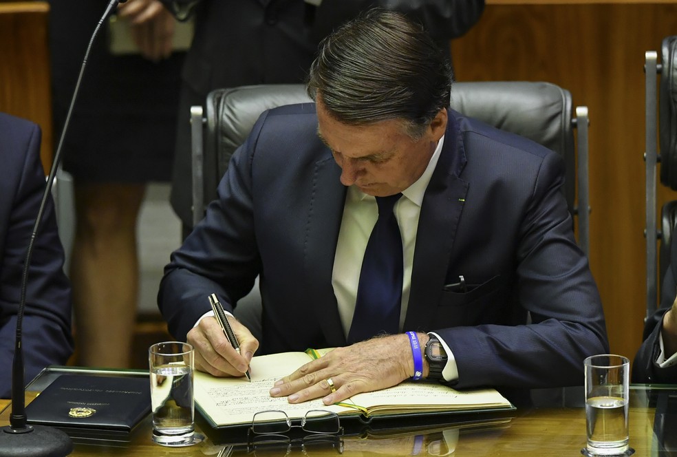 Bolsonaro assina o livro com o termo de posse dos presidentes da RepÃºblica â€” Foto: Nelson Almeida/AFP